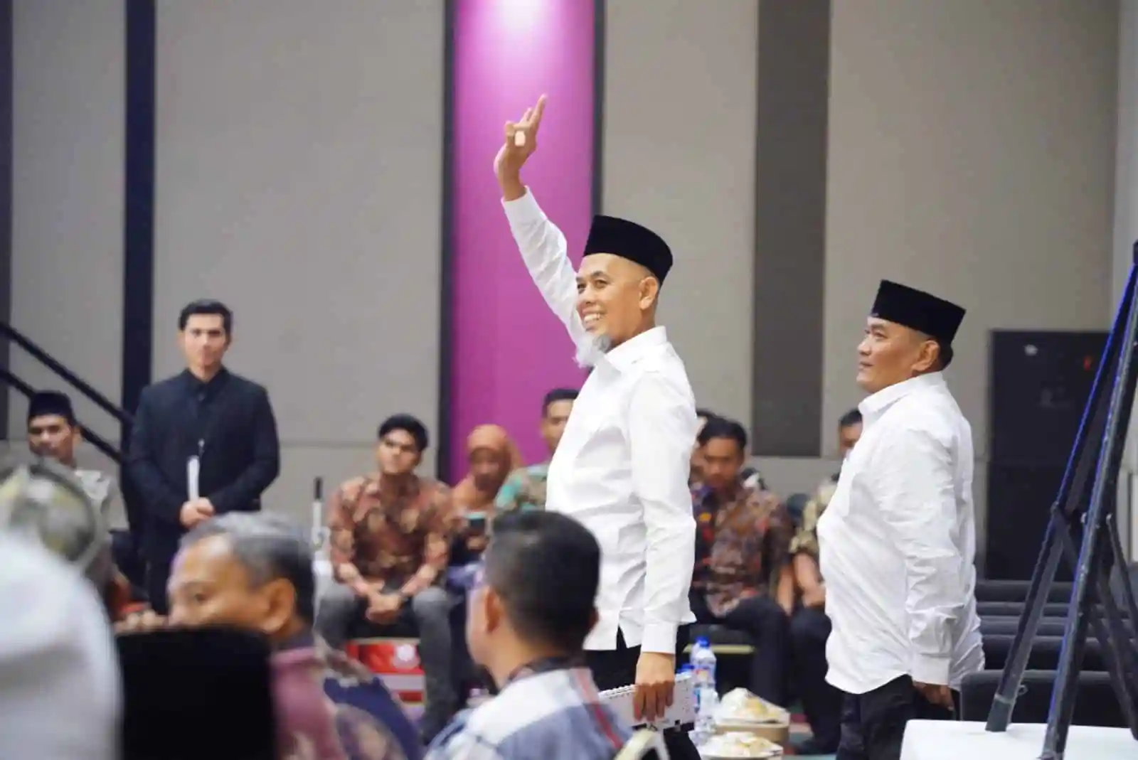 Tepukan Tangan Hangat Iringi Paslon Paisal Sugiyarto Naik Podium Debat